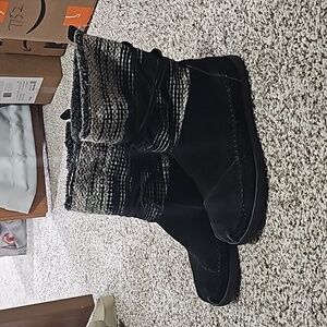 Women's TOMS black and gray suede and fabric boots. Sz 7. Sherpa lined.